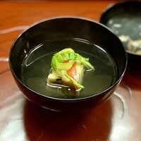 赤坂とゝや魚新 - お椀：若布と雲丹の真薯