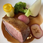 レストラン ヴァリエ - メインの鴨。ボリュームある。もう少し柔らかければ言うこと無い！