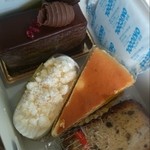 マキシム オキナワ  - 上から、チョコレートケーキ、ニューヨークチーズケーキ、スフレチーズ、ガトーウラソエ