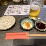 魚屋ひでぞう - 生ビール、雲丹と湯葉、取り皿とお造りのお醤油です。