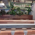 OVER COFFEE HUB - お洒落な店内。階段式になっている座るスペースは井の頭通り沿いのThe Dapsのような感じ？自分的にはちと落ち着かないので、長テーブルを選択笑