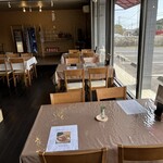 地産地消のゆったりカフェ さんち - 手前のテーブル席で、戴きました寧々ヽ(´o｀；