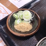 水沢手打ちうどん 三升屋 - ネギ & すりごま