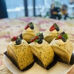 cafe The Plant Room - ティーロール　アールグレイのシフォン生地に紅茶のクリームとりんごのコンポートが入っています。夏限定ケーキです。