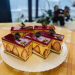 cafe The Plant Room - フレジエ・ピスターシュ　アーモンドの生地にフランボワーズジャム、ピスタチオのバタークリームとたくさんの苺を使用したケーキです。　春限定ケーキです。