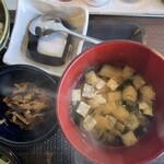 むさしや - 味噌汁と小鉢とコーヒーゼリー