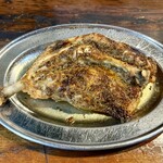 骨付鳥 蘭丸 - ひなの骨付き鶏(1100円) 皮はパリッとしてますが中は柔らかめでジューシー