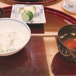 かが万 - 豆ご飯。綺麗な色です。