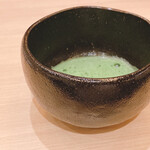 かが万 - 中居さんがお茶を立ててくれます。