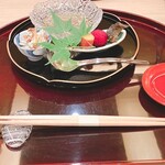 300812801 - 右側の三三九度に使えそうな盃は食前酒です。