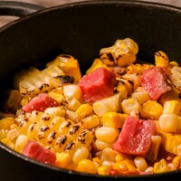 おかかバター香るとうもろこしと和牛のココット飯