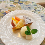 cafe The Plant Room - 洋梨のタルト　アーモンド生地の中に、大きめにカットした洋梨とアールグレイの茶葉が入っています。