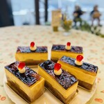 cafe The Plant Room - チョコムースとバニラムースの二層のケーキです。