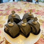 cafe The Plant Room - 黒胡麻ロール　ふわふわ黒胡麻生地に濃厚な黒胡麻クリームをたっぷり使用しています。　秋限定ケーキです。