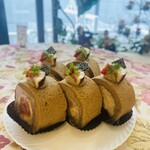 cafe The Plant Room - ほうじ茶といちぢくのロールケーキ　ほうじ茶のシフォン生地にほうじ茶クリーム。いちぢくを丸々1つ入れました。　秋限定ケーキです。