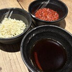 焼肉ホルモン 風土. - ジンギスカンの薬味、ニンニクと唐辛子