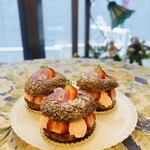 cafe The Plant Room - 季節のパリブレスト　シュー生地の中にカスタードクリームと季節のフルーツが入っています。※写真は春のものです。