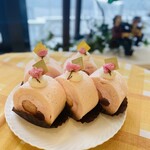 cafe The Plant Room - 桜ロール　生地とクリームには桜パウダーを使用しています。フレッシュな苺と桜餡がよく合う春らしいケーキです。　春限定ケーキです。