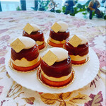 cafe The Plant Room - タルトタタン　キャラメリゼした紅玉のりんご、下には、紅茶のムースとタルトになっています。　秋限定ケーキです。