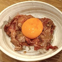 炭火焼肉ホルモン うしごろ 中目黒店 - とろけるロースに一口ライスと卵黄