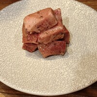 炭火焼肉ホルモン うしごろ 中目黒店 - 極みのタン角切り　豚タンです
