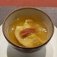 Ji-Cube - 『料理④　蒸しスープ餃子』
                  
                  ・清湯スープ（鶏肉や豚肉、金華ハム、干し貝柱など）の中に、
                  
                  ・上に細切りのハム？
                  ・海老や蟹や加藤ポークを使った餃子