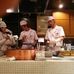 まきの - 天ぷら鍋前での調理風景