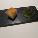 ライラ - ローズマリーのフォカッチャ、レモンとタイムのオリーブオイル