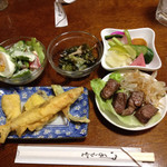 紀八 - 本日のお通し。カットステーキ入ってますけど！？