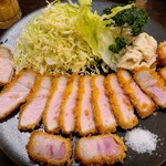 とんかつ 旭軒 - ディナーで再訪。火加減バッチリで柔らかく、まさに至福。平日もディナーはフルールドセルが付きます。このロースカツ定食が、ディナー時間帯も2000円とは破格です！