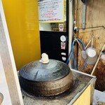 ソウル - 外にある石鍋？でソルロンタンを煮ます