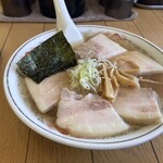 ラーメン食堂 ホームラン - 海苔で煮卵が隠れてる