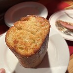 南欧料理　アンジュ - ガーリックトースト、2人で一つぐらいで十分でした