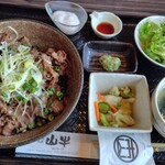 焼肉名匠 山牛 - 牛タン切り落とし丼　980円