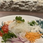 Modern Thai CIEL 大阪本店 - ヤムウンセン（春雨サラダ）特製のタレをかけて混ぜてから頂きます