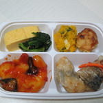 クックデリ御膳 - 惣菜バイキング：後列左より時計回りに 「出汁巻・ちりめん山椒と小松菜のお浸し・自家製かぼちゃサラダ・海老つみれの天ぷら・さばの南蛮漬け・ささみの竜田揚げ 梅しそ巻・海老と茄子のチリソース」