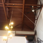 れすとらん あずまや - 天井には扇風機が