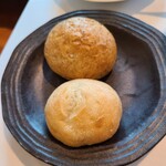レストランI；caza - グラハムファインのパン（奥）　はちみつ豆乳パン（手前）
