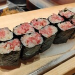 すしやのたい悟 - 塩釜の本鮪剥き身のエシャトロ巻き（全員）