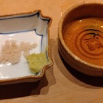 すしやのたい悟 - 虎魚の味は、山葵、藻塩、ポン酢、卓上醤油