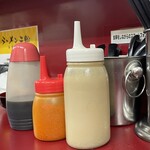 ラーメン二郎 - 卓上のいろいろ