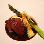 KINO_ - 北海道エゾシカのロースト マスードソース、マッシュポテト(インカの目覚め)、赤井川産グリーンアスパラ炭火焼き、 朝採りヤングコーン(ヒゲも食べれる)