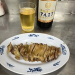 天一軒 - 焼鳥モモ カタイ700えん 瓶ビール中600えん