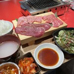 生ハラミと肉刺し 金肉屋 - 特選和牛贅沢焼肉3種ランチ