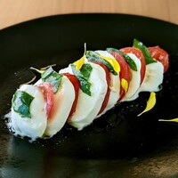 北海道“ 白糠酪恵舎” のモッツァレラチーズとフルーツトマトのカプレーゼ