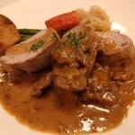 ル・クロ・モンマルトル - 豚フィレ肉のロースト セップ茸とマッシュルームのソース 様　ドアップ