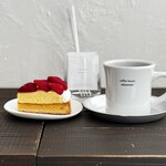 coffee house takizawake - 苺のタルト（750円） オリジナルブレンド（630円）