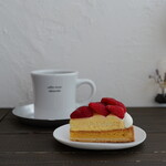 coffee house takizawake - 苺のタルト（750円） オリジナルブレンド（630円）