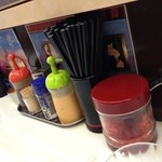 キッチン南海 - 調味料　手前は福神漬け。ご2014, Aug　ま塩があるのも古い南海の特徴かな