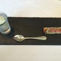 ラ・ブランシュ - アミューズ　玉ねぎのソルベとタルトフランベ